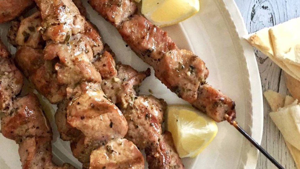 Σουβλάκι χοιρινό με πίτα και τζατζίκι